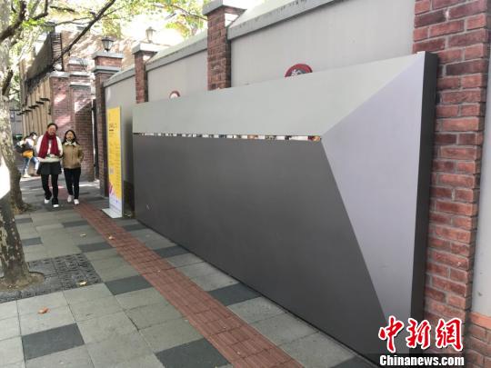 摄影师用相机记录了上海坊间形形色色店铺的变迁。 王子涛 摄
