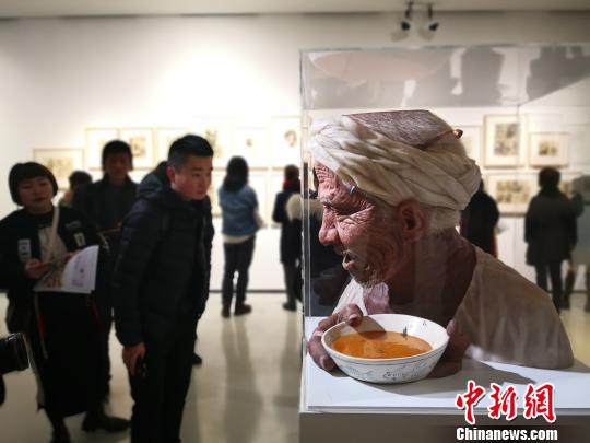 图为罗中立《父亲》雕塑作品。 钟欣 摄