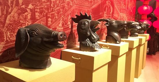 展览现场圆明园十二生肖兽首(复制品)