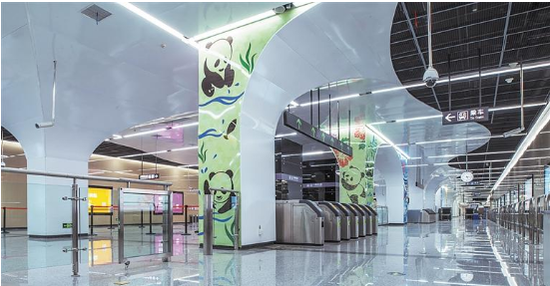 广州路站内以大熊猫等成都标志性元素作为艺术柱的主体画面，体现天府文化的丰富内涵