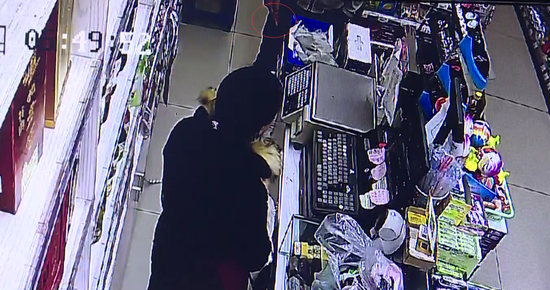19岁男孩为打游戏持刀抢劫便利店