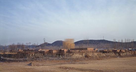 王庆松,大厦,35厘米胶片单频录像(彩色,有声),5‘,2008 作品图片由泰康空间提供