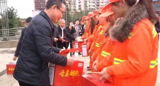 慰问环卫人员