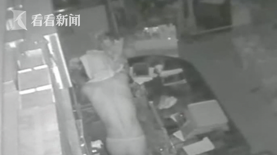 奇葩小偷为掩人耳目只穿内裤盗窃