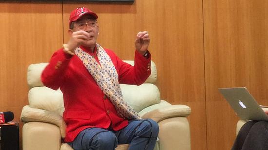 六小龄童接受记者采访