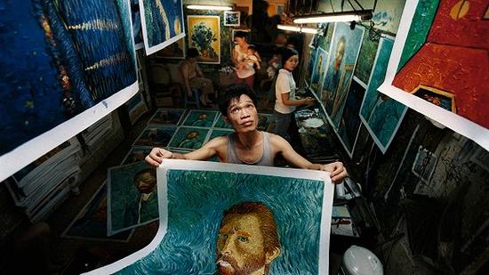 大芬村的画工赵小勇,他画了将近二十年梵高的作品,被大家称为“中国梵高”。余海波 摄
