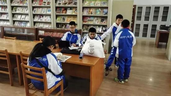参赛学生积极准备答辩