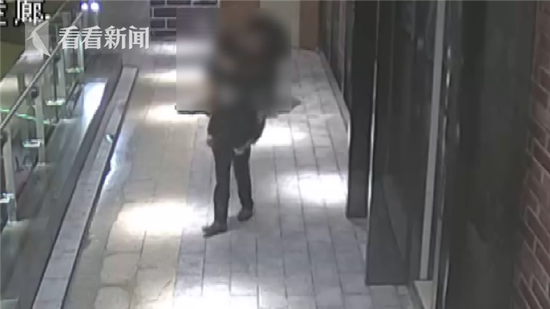 “三傻”网吧外抢劫