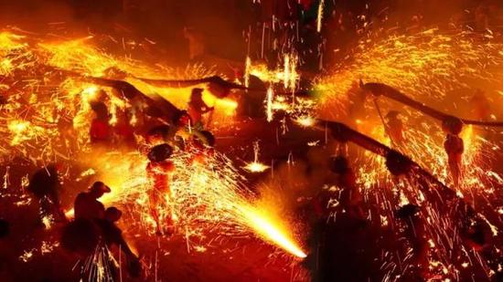 超级震撼 航拍石桥火龙 每一帧都是大片