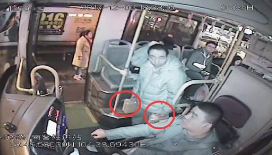 携带白酒上车的男子。(图据网络)
