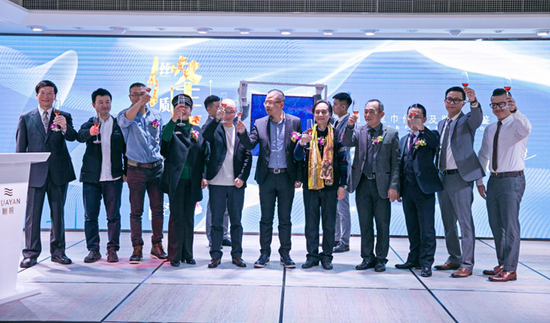 从左到右,美丽一生集团塞妍基因科技研究院院长林国长,成都威肯杜规划设计咨询有限公司代表李俊力,成都维美佳艺设计有限公司王龙,大观艺术馆馆长晏璧特别代表汪瑜,艺术家张国强,美丽一生集团总经理郑良,新华文轩美术馆馆长蔡家骏,美丽一生集团产品研发机构丽妍总经理林燕麒,美丽一生集团诗丽堂美容美体连锁机构副总经理苏浩,美丽一生集团HBC•婳妍常务副总经理梁亮,美丽一生集团HBC•婳妍总经理许君。