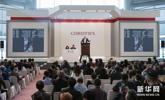 11月28日,在香港会议展览中心,傅抱石《琵琶行》以1.8亿港元落槌。
