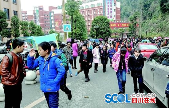 巴中一书院下学后的场景。罗平明 摄