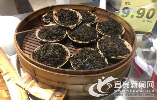 超市连续推出各种便捷团年饭特色菜。(宜宾新闻网 潘一豪 摄)