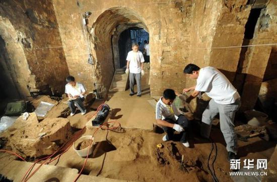 考古人员在河南安阳曹操高陵考古现场清理(2010年6月12日摄) 。新华社记者朱祥摄