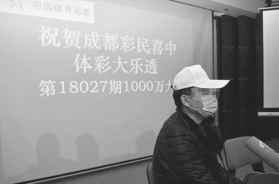 领取千万大奖的彩民代表。