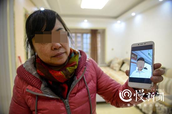 儿子的照片很少,何某拿出他仅有的自拍照给记者看。慢新闻-重庆晚报 图