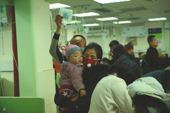 儿科门诊人满为患 这场流感让成都家长们苦不