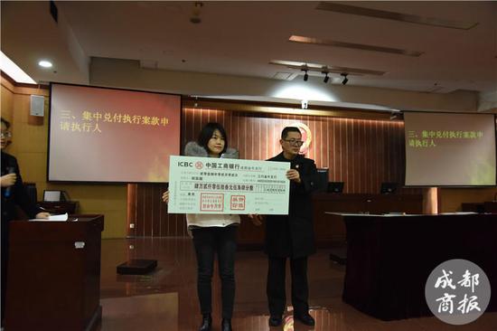 现金支票的收入保管_成都金牛区法院集中兑付拖欠农民工工资当场发放现金支票