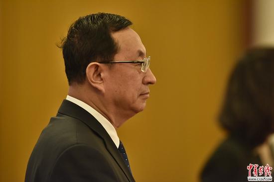 3月13日,北京人民大会堂,文化部部长雒树刚等候进入“部长通道”。中国青年报·中青在线记者王婷舒摄