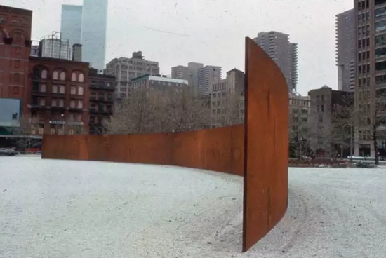 理查德·塞拉,《倾斜的弧》,铁制,3.67×36.58m,1981年,联邦广场,纽约;现已被破坏