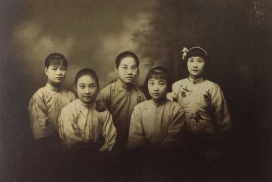 少女时期的胡蝶(左二),图片翻印自《影后胡蝶》一书