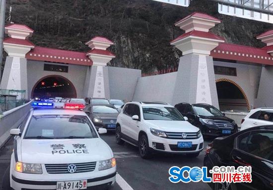 试开通大受欢迎 雅康高速多处出现拥堵