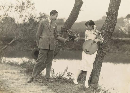 1927年电影《大侠白毛腿》剧照。天一青年公司出品,胡蝶饰演柳珠,裘芑香导演。©潘氏家族