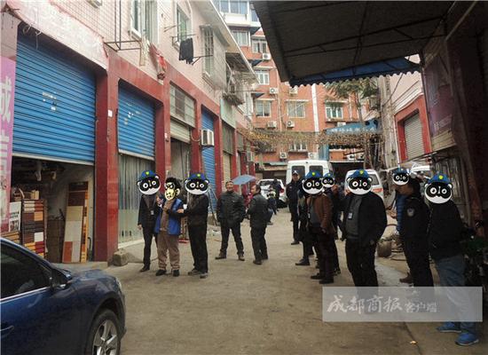 ▲犯罪怀疑人指认当年取凶器的地点。警方供图
