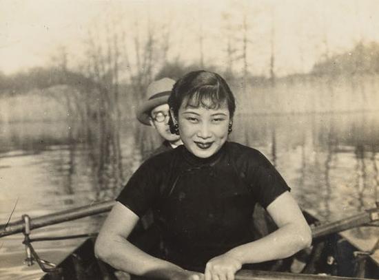 1935年,胡蝶泛舟柏林郊外,同游者为中国驻德公使刘崇杰之子。©潘氏家族