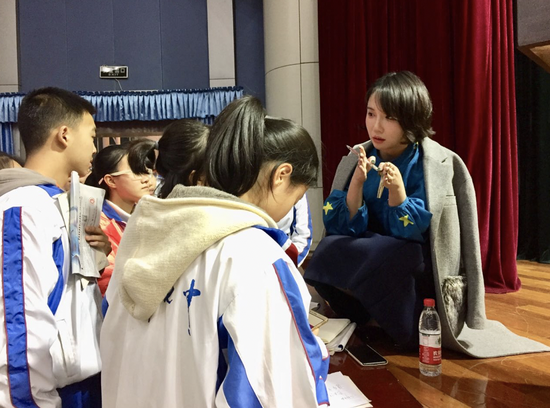 和学生分享交流