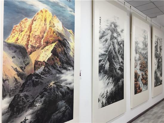 李兵中国水墨雪山山水画专修班师生作品展现场
