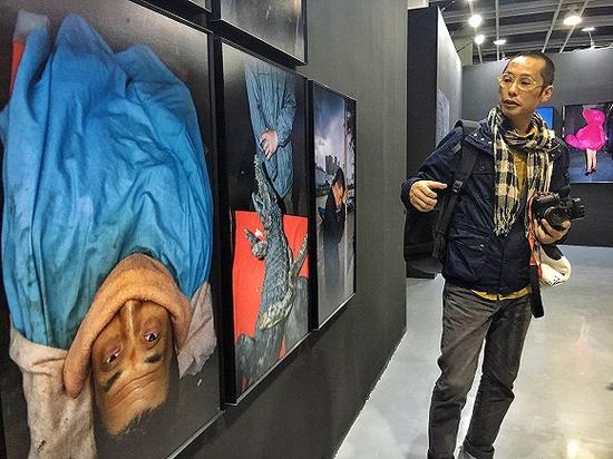 冯立在展览现场为观众导览