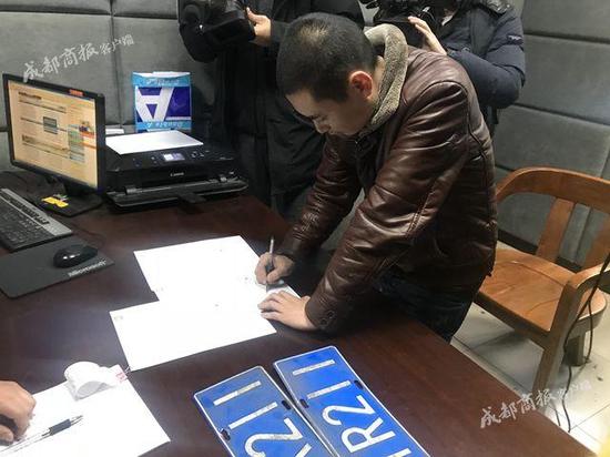 蓉的哥酒驾被吊销驾照 无证驾驶克隆出租车被