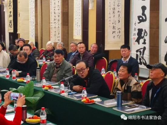 　　▲童韵樵老先生的长孙——童志苏作为亲属代表发言！并宣布为配合百周年诞辰活动，童韵樵个人艺术网站《童韵樵书艺网》建设完成并开通，网站整理了童韵樵先生生平、各时期珍贵照片、书法作品、诗稿、名胜留存之墨迹，集合了不同时期举办的童韵樵个人书画展信息以及同好、弟子、家人们回忆先生的纪念文章等内容。