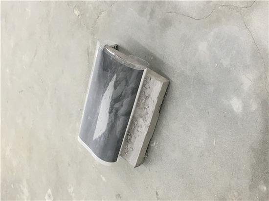 　　王若入，You cover my heart，房间装置，油蜡，无酸纸，扁铁环，塑料袋， 照片，软玻璃，水泥综合材料， 尺寸不定， 2018 （局部）