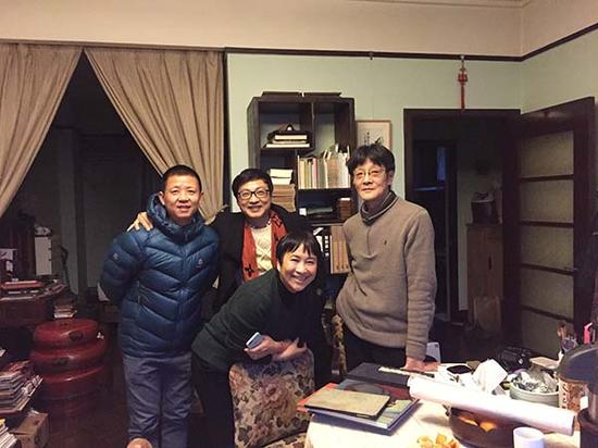 王犁(左一)、陈纬(左二)与张海天、贺小珠夫妇