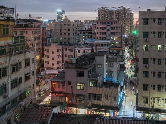 南头古城密集的自建楼里有自己的生命力