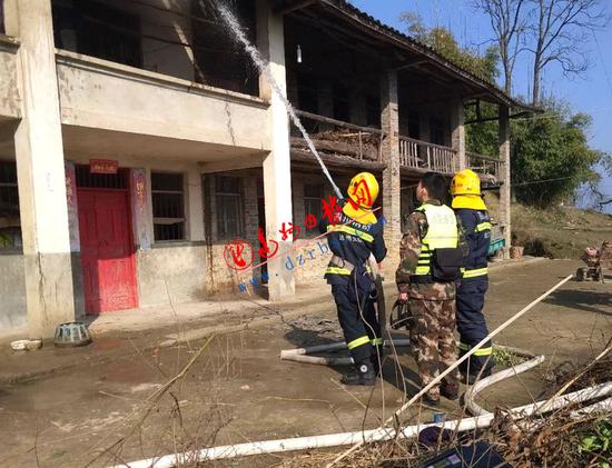 消防官兵正在救火