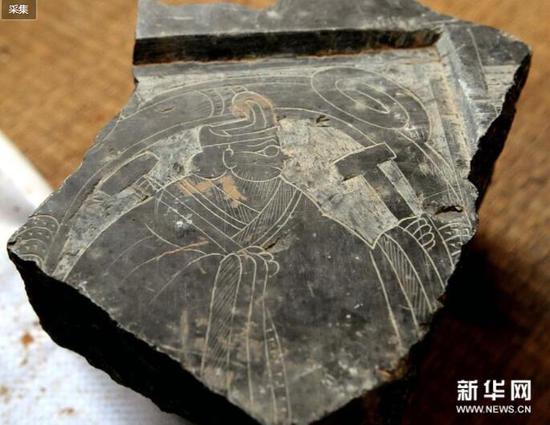 这是在河南安阳曹操高陵考古发掘出土的人物画像石残块(2009年12月30日摄)。新华社记者朱祥摄