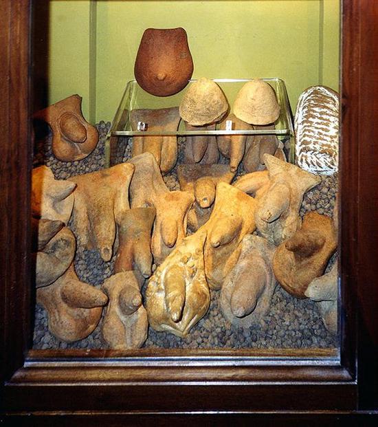 那不勒斯国家考古博物馆密室馆的展柜中的陶制雕像,出土于卡勒斯古城 (Cales,今意大利卡尔维里索尔塔)的一个撒姆尼圣殿中。图片来源:Wikimedia