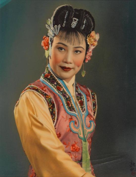 1949年,胡蝶在电影《锦绣天堂》中饰演薛湘灵的定妆照。电影改编自京剧《锁灵囊》,是中国最早的彩色电影之一