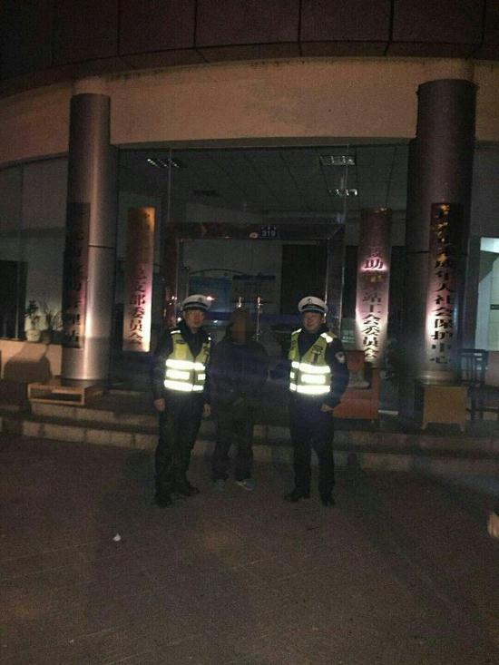 男子翻护栏上高速超车道飙共享单车