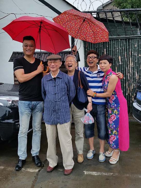 贺友直在桐庐,左起李高华、贺友直、贺夫人、陈纬及其夫人