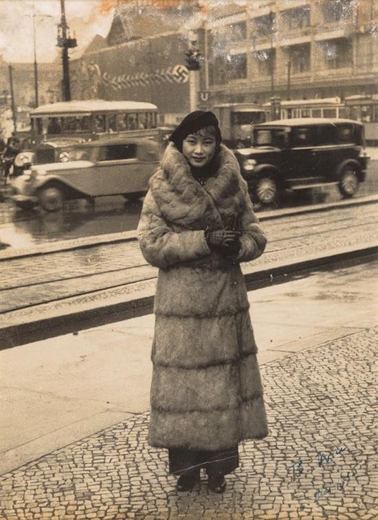 1935 年胡蝶应柏林记者之邀请,在当地街道上留影。©潘氏家族