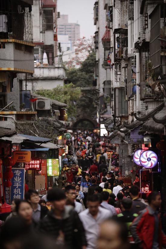 南头古城的街道两旁各种店铺紧挨彼此