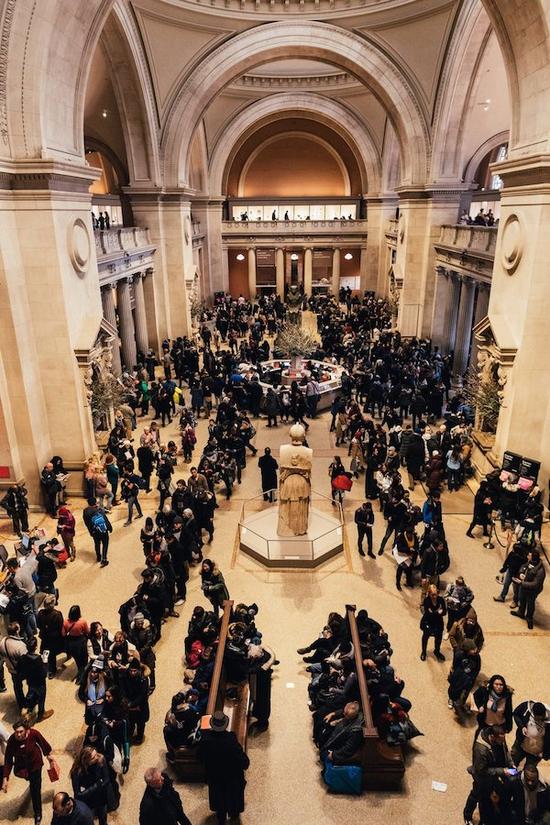 大都会艺术博物馆的大厅总是人山人海，在新的门票政策推行后，这里会更加拥堵，抑或门庭寥落？