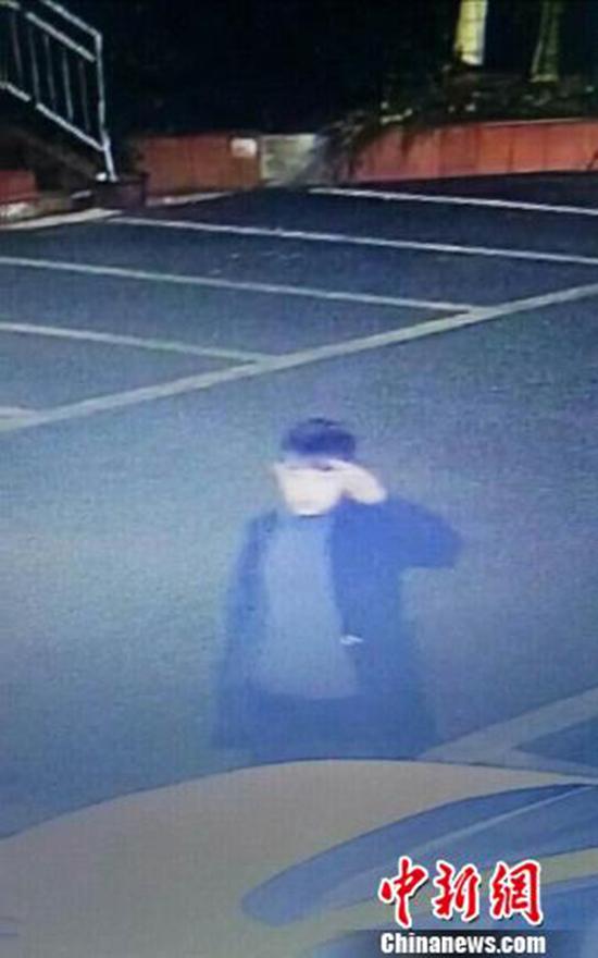 男子作案后对着监控“敬礼”。自贡警方 供图