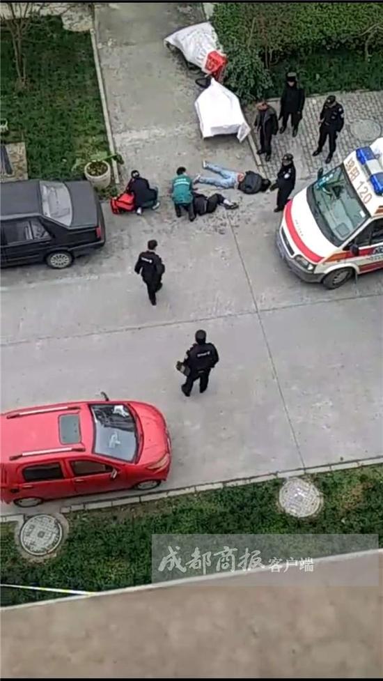 医护人员正在抢救伤者(左),行凶者(右)已被警方控制