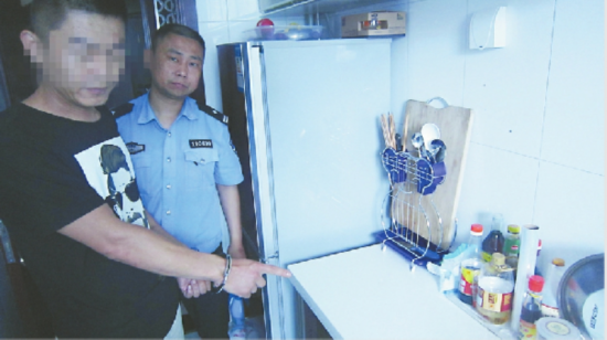 嫌疑人指認拿刀的地方 警方供圖